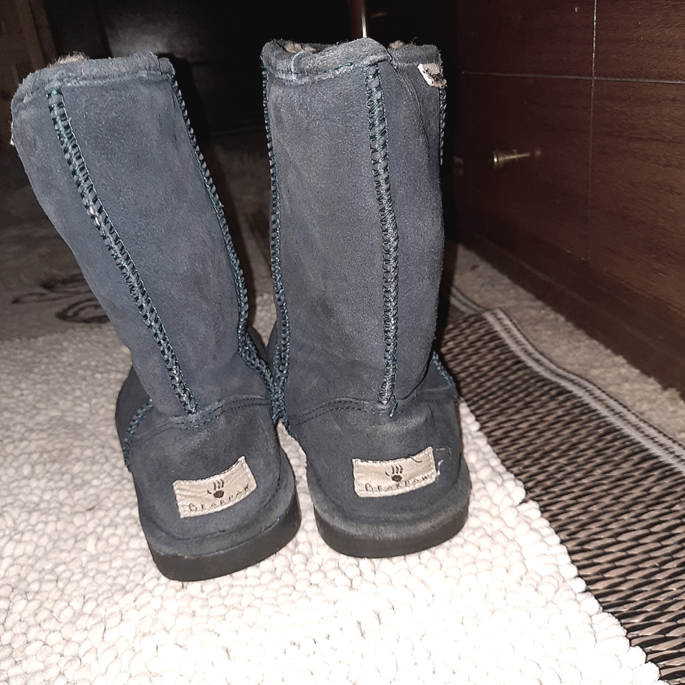 BEARPAW size 7 boots in a light shade of navy blue